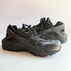 Nike Air Huarache Triple Black Sneakers Size 8.5